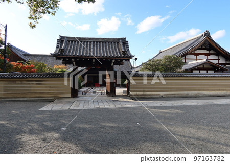 京都的寺院：東寺院內正殿大門的風景 97163782