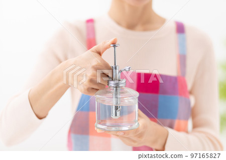 給水的婦女植物 97165827