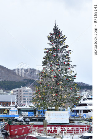 Taking pictures of Hokkaido Hakodate Bay area Christmas fantasy scenery 97168141