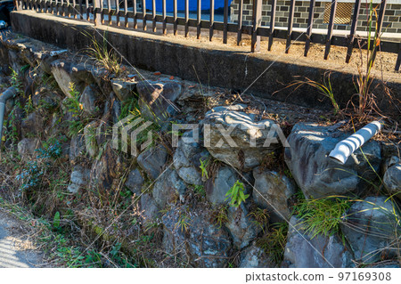 Masonry retaining wall 97169308