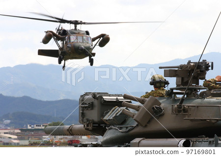 從74式坦克砲塔後部看（背景虛化中面對直升飛機） 97169801