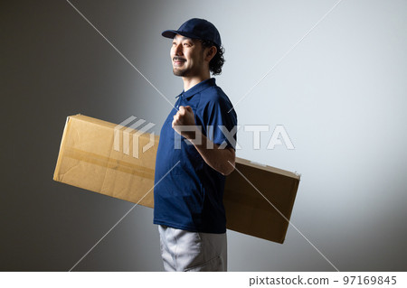有大紙板的有鬍子的送貨員 有大紙板的有鬍子的送貨員 97169845