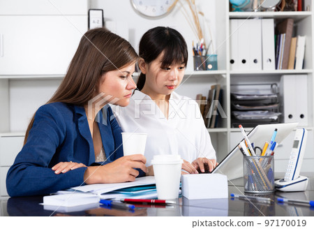 Women working in office 97170019