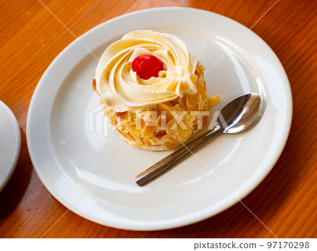 Sponge cake with vanilla frosting and almonds Sponge cake with vanilla frosting and almonds 97170298