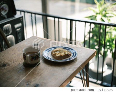 One frame at a cafe 97170989