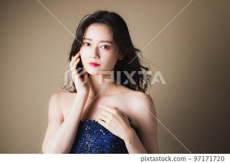 一個穿海軍藍裙子的女人 97171720