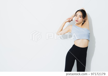 運動裝的女性 運動裝的女性 97172179