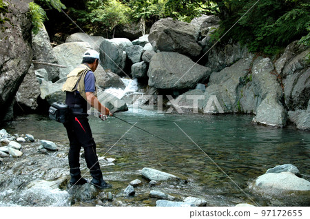男性垂釣者在隼人川源頭原子屋澤釣魚 男性垂釣者在隼人川源頭原子屋澤釣魚 97172655