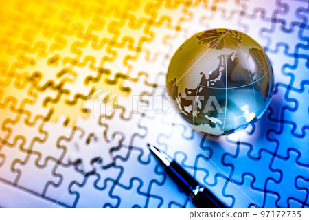 拼圖上方的地球儀,最後一塊,成功與失敗形象的明暗 拼圖上方的地球儀,最後一塊,成功與失敗形象的明暗 97172735