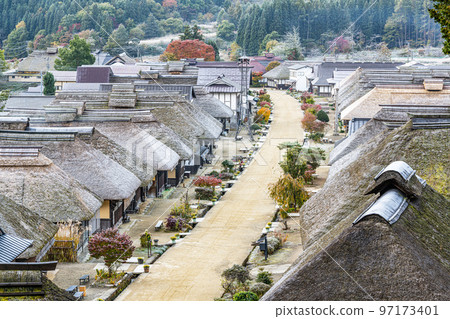 福島縣南會津郡:從瞭望台眺望傳統茅草屋頂建築的大內宿 福島縣南會津郡:從瞭望台眺望傳統茅草屋頂建築的大內宿 97173401