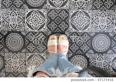 [Bali] Stylish cafe tiles and feet 97173458