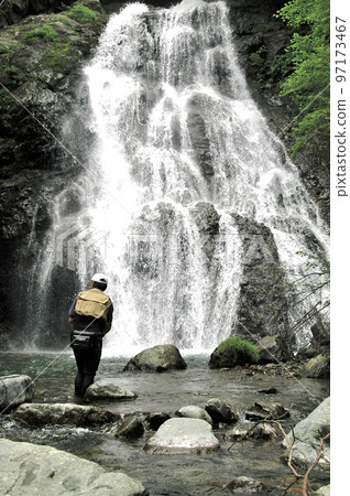 男性釣魚者在隼人川 Kaminari 瀑布釣魚 97173467
