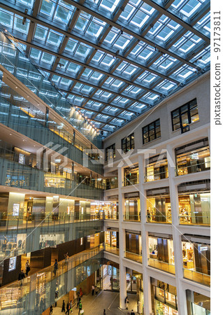 [東京]日本郵政運營的商業設施KITTE內部 97173811