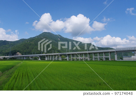 日野山隧道和脅本隧道南越前町之間的北陸新幹線延長工程 2022 年 7 月 97174048