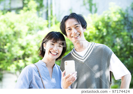 看照相機的夫婦畫象智能手機 看照相機的夫婦畫象智能手機 97174424