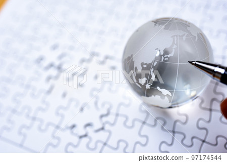 Globe on jigsaw puzzle 最後一塊標準顏色 97174544
