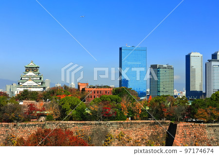 [大阪]陽光明媚的大阪城和大阪商業園 97174674