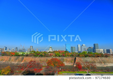 [大阪]陽光明媚的大阪城和大阪商業園 97174680