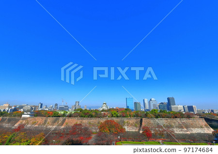 [大阪]陽光明媚的大阪城和大阪商業園 97174684