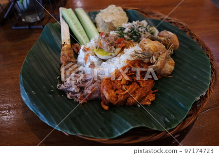 在巴厘島時尚咖啡館享用印尼美食 在巴厘島時尚咖啡館享用印尼美食 97174723