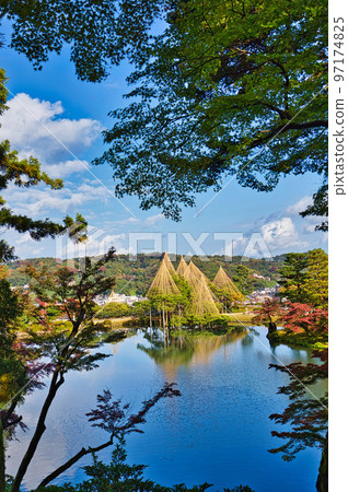 Autumn leaves - Kenrokuen 97174825