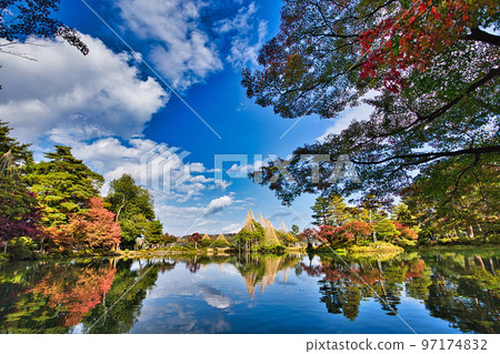 Autumn leaves - Kenrokuen 97174832