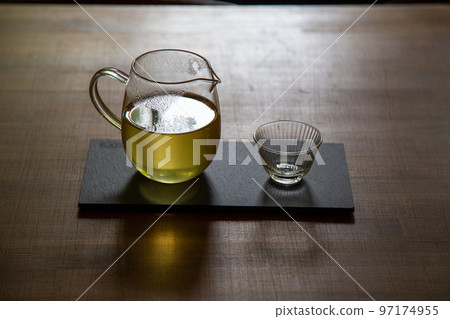 綠茶倒入一個玻璃罐 97174955