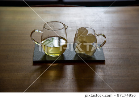 鍋裡的綠茶和加冰的玻璃杯 鍋裡的綠茶和加冰的玻璃杯 97174956