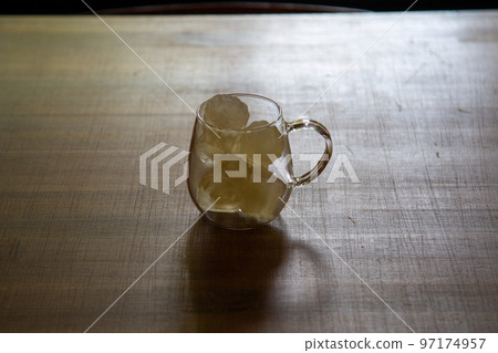 加冰的杯子 加冰的杯子 97174957