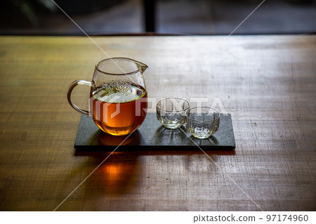 透明玻璃杯中的東方美容茶 透明玻璃杯中的東方美容茶 97174960