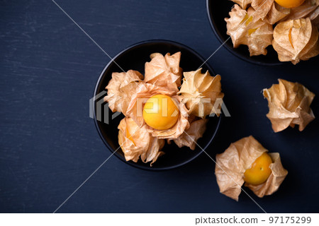 Cape gooseberry, golden berry or ground cherry (Physalis peruviana), Ripe orange fruit 97175299