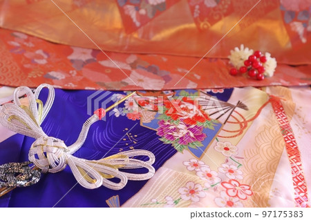 日本新年或新年賀卡與和服和起重機 日本新年或新年賀卡與和服和起重機 97175383