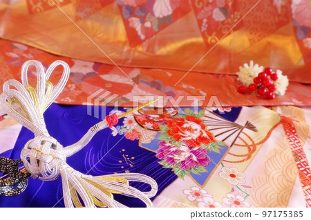 日本新年或新年賀卡與和服和起重機 日本新年或新年賀卡與和服和起重機 97175385