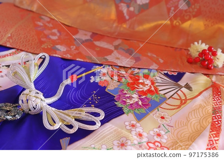 日本新年或新年賀卡與和服和起重機 日本新年或新年賀卡與和服和起重機 97175386