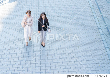 Business Woman to talk Business Woman to talk 97176371