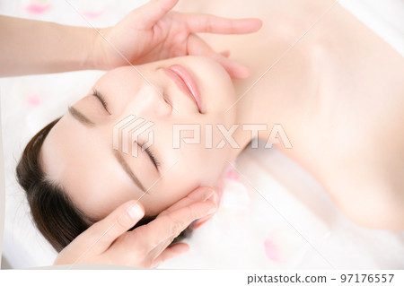 以美體沙龍為形象,易於使用的美人面部按摩 以美體沙龍為形象,易於使用的美人面部按摩 97176557