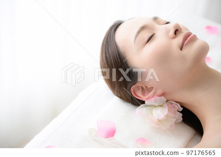 一個易於使用的美麗女人與審美形象 97176565