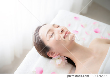 一個易於使用的美麗女人與審美形象 一個易於使用的美麗女人與審美形象 97176566