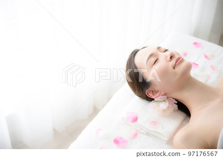 一個易於使用的美麗女人與審美形象 一個易於使用的美麗女人與審美形象 97176567