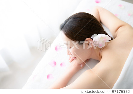 A beautiful woman who is easy to use in the image of an esthetic, lying down A beautiful woman who is easy to use in the image of an esthetic, lying down 97176583