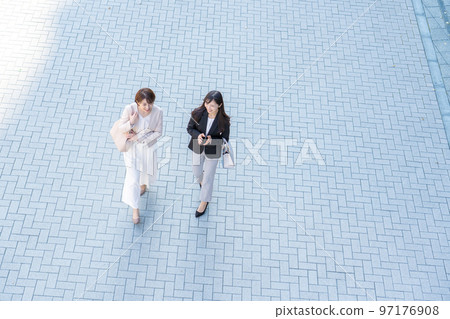 Business Woman to talk 97176908