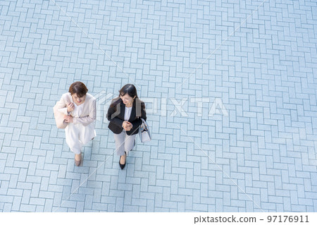 談話的女商人 97176911