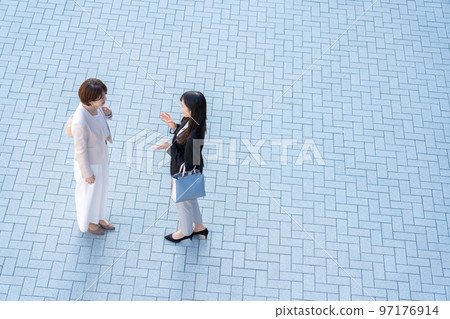 談話的女商人 97176914