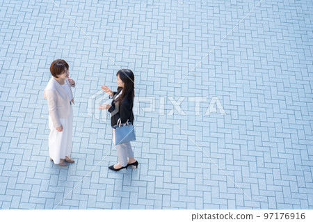 談話的女商人 97176916