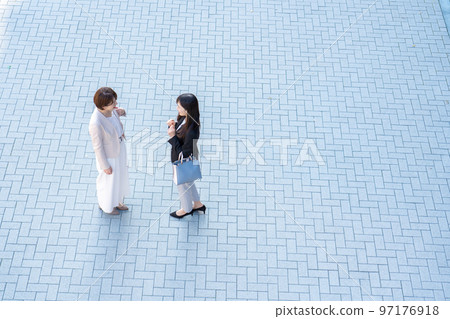 談話的女商人 97176918