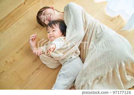父母和孩子在房間裡擁抱 97177128