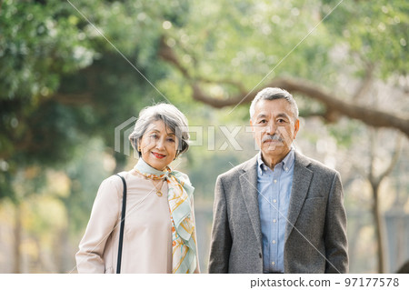 優雅的年長夫婦在戶外微笑 97177578