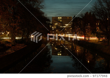 Building reflected in the Spree river at night in autumn in Berlin, Germany 97177948