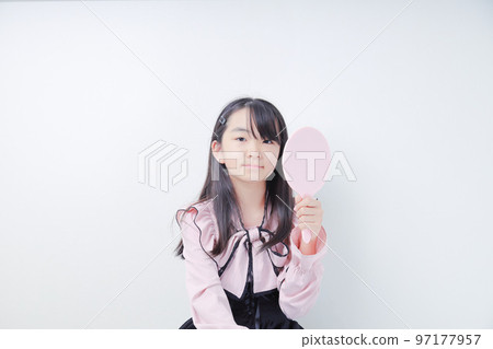 左手拿著鏡子看著相機的量產少女 左手拿著鏡子看著相機的量產少女 97177957