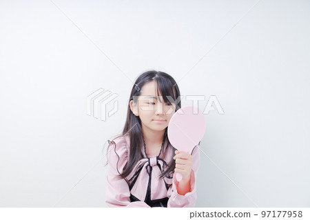看著粉紅色手鏡的量產少女|日之丸作曲 看著粉紅色手鏡的量產少女|日之丸作曲 97177958